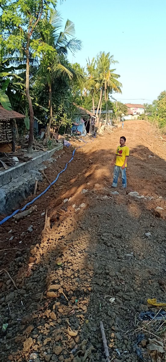 widy_santosa's tweet photo. Pekerjaan Tanggul Cimanuk Yang amblas di Desa Kertasemaya Kec. Kertasemaya Kab. Indramayu belum selesai Beko sudah kabur. Pengurugan di stop. Atas perintah siapakah ini ? 
@desakertasemaya @IMDermayu @KemenPU @bbwscimancis @pikiran_rakyat @tribunnews https://t.co/QrxgIfBmon