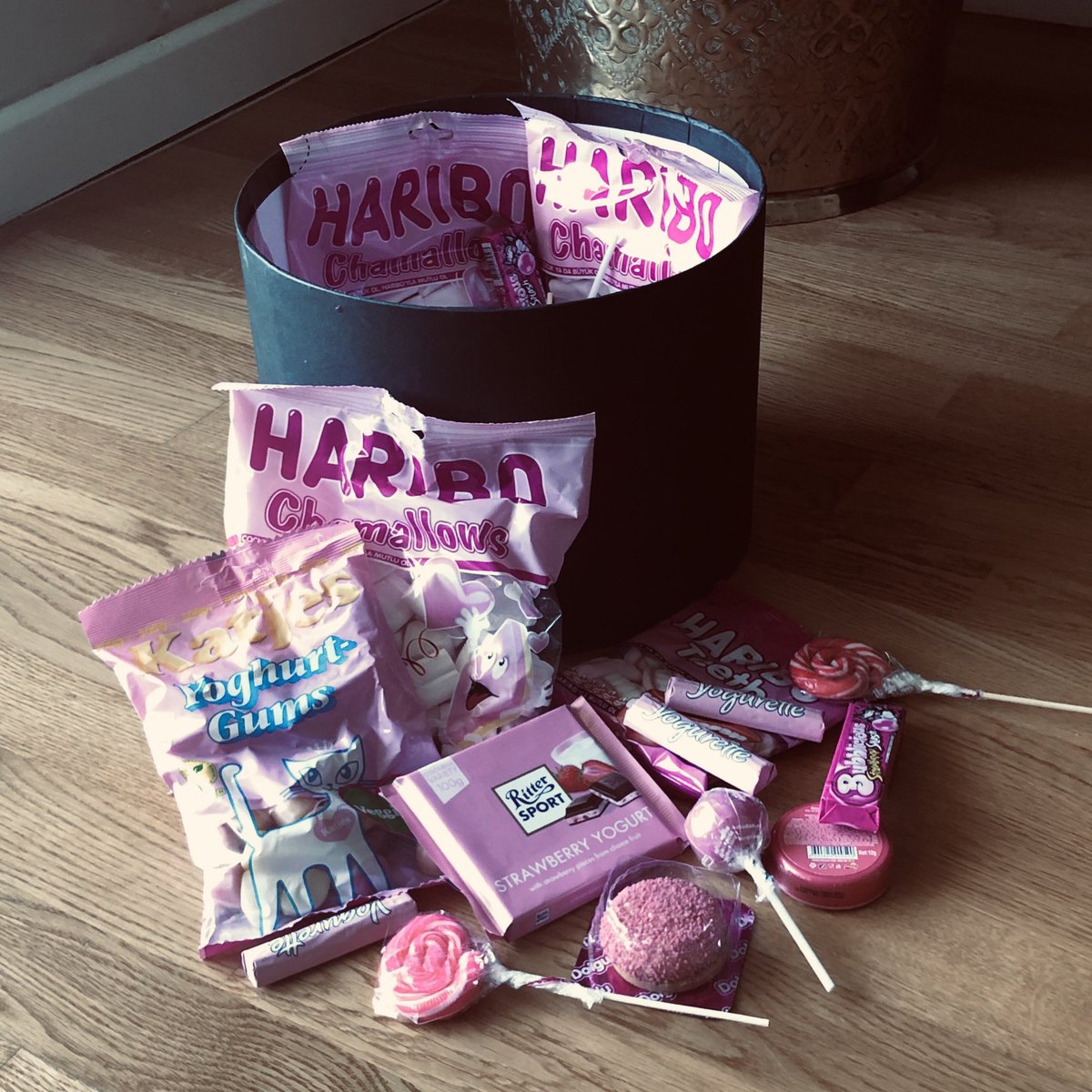canhur's tweet photo. Bu tweeti RT'leyip beni takip eden
1 kişiye, pes pembe şekerler ve çikolatalardan oluşan bir paket hediye ediyorum. 🍬🍭🍫  

Sonuçları 25 Temmuz'da açıklayacağım, bol şans 😊 https://t.co/N9dvtHZIAb