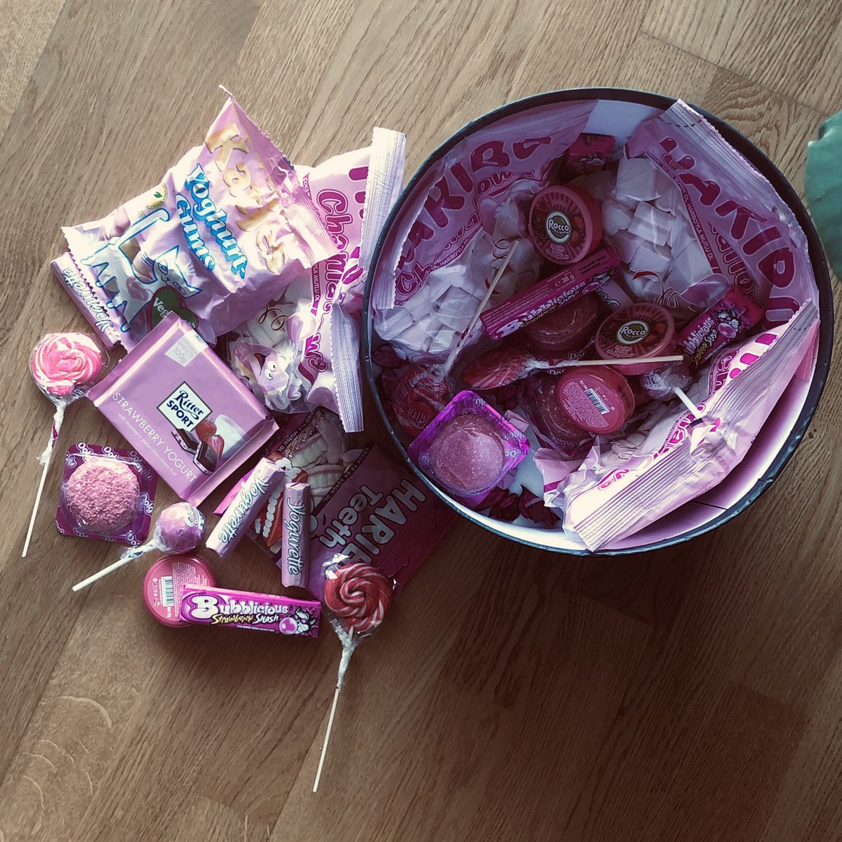 Bu tweeti RT'leyip beni takip eden
1 kişiye, pes pembe şekerler ve çikolatalardan oluşan bir paket hediye ediyorum. 🍬🍭🍫  

Sonuçları 25 Temmuz'da açıklayacağım, bol şans 😊