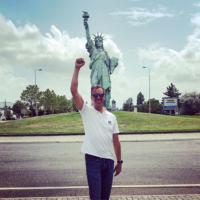 mkpeschel's tweet photo. la liberté https://t.co/wjC6UbvisY https://t.co/gQ8KWLL9Gy