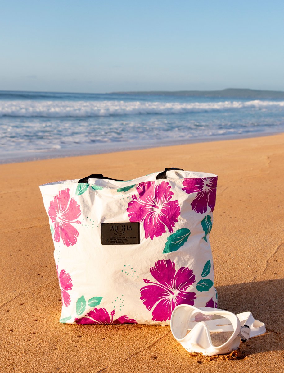 aloha_ca_hi's tweet photo. Summer adventures with our NEW Hibiscus Day Tripper Tote! 🌺✨ 🌺✨
#alohacollection #travellightwithus #splashproof https://t.co/gjxemL0WEd