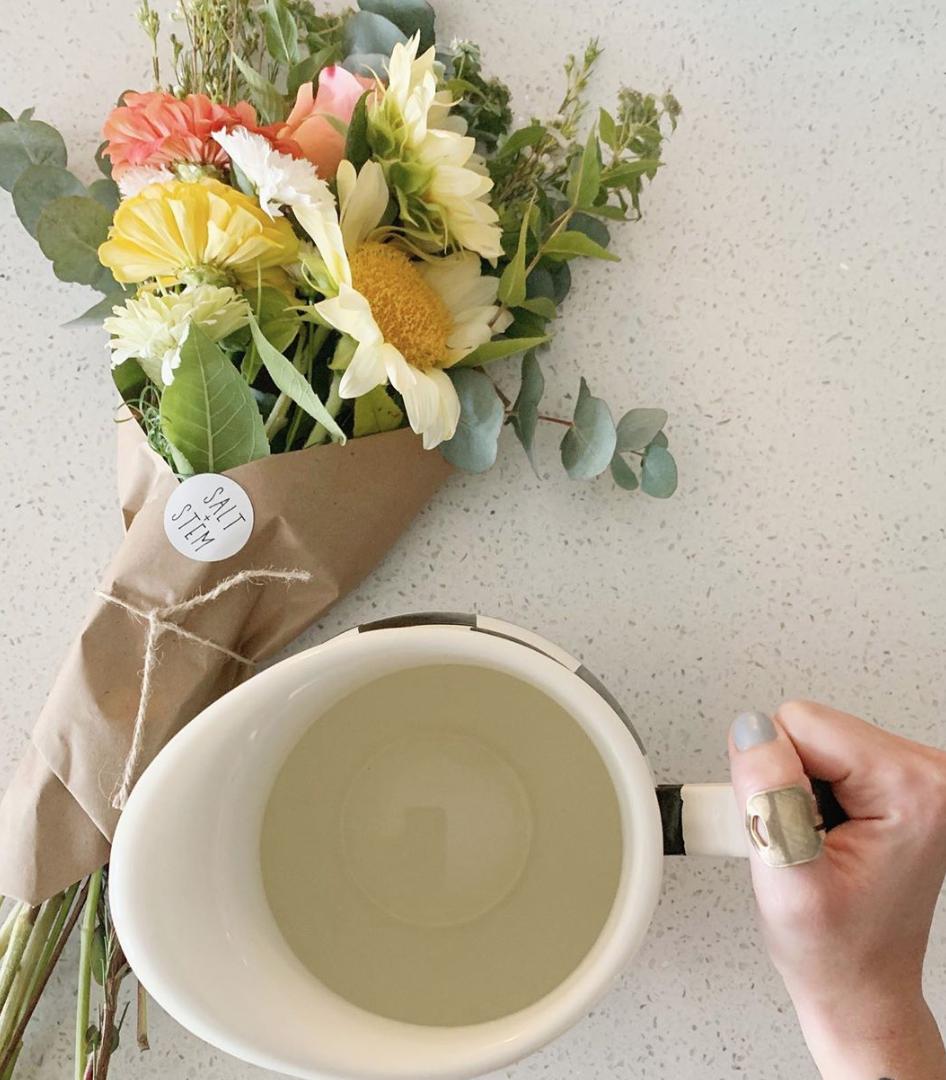 sunday morning views || i must have flowers always 💐 local #charleston friends, follow @saltstem_chs and find her adorable flower truck and grab a beautiful bouquet to make your week a little brighter 🌻