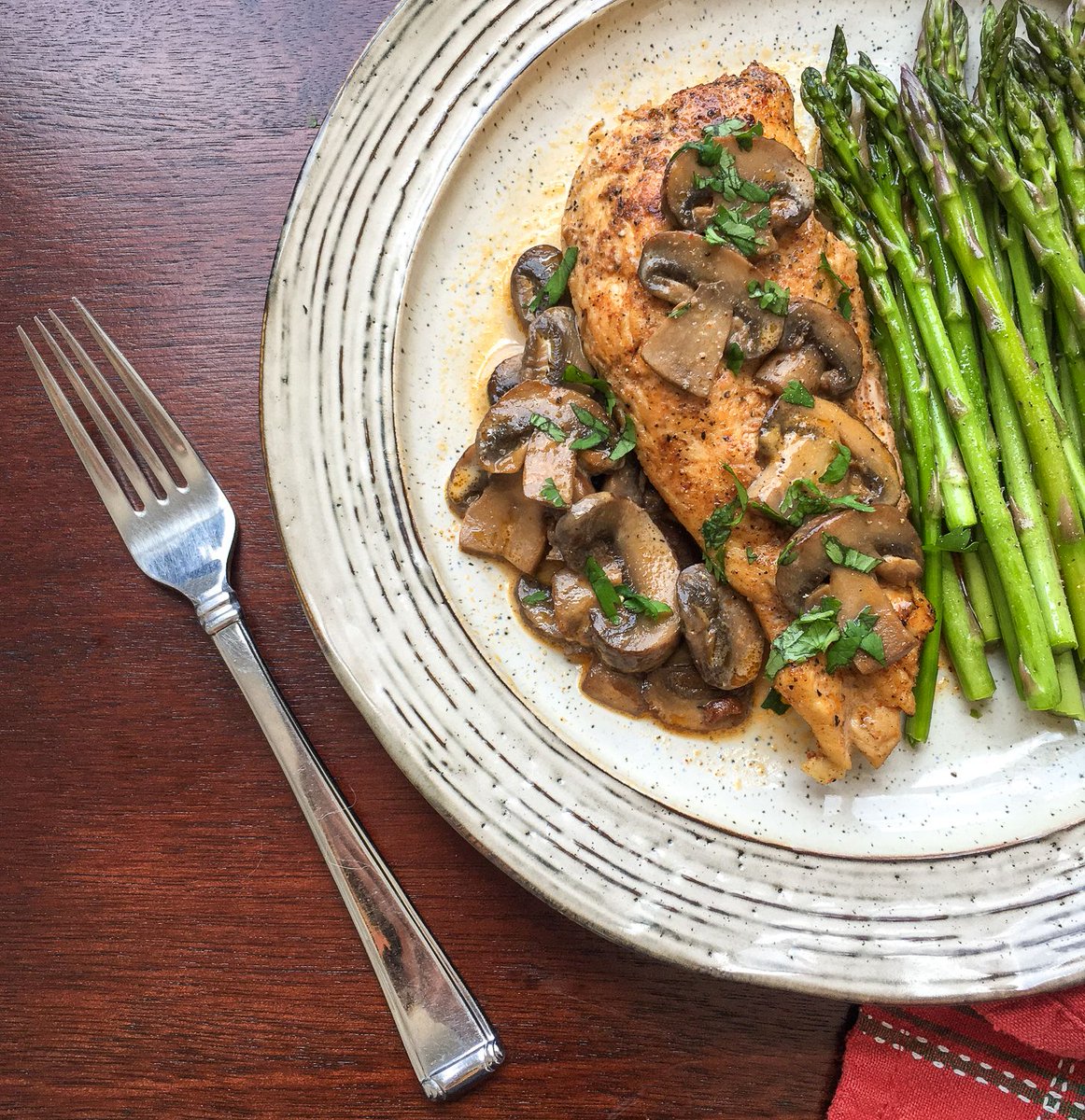 Hinessightblog's tweet photo. #SundayDinner Idea: Chicken Lanzone with Baby Portobello Mushrooms via @LauraOinAK https://t.co/MrqzcxUfnR #c2cgroup #recipes https://t.co/kZYIMeLZFZ