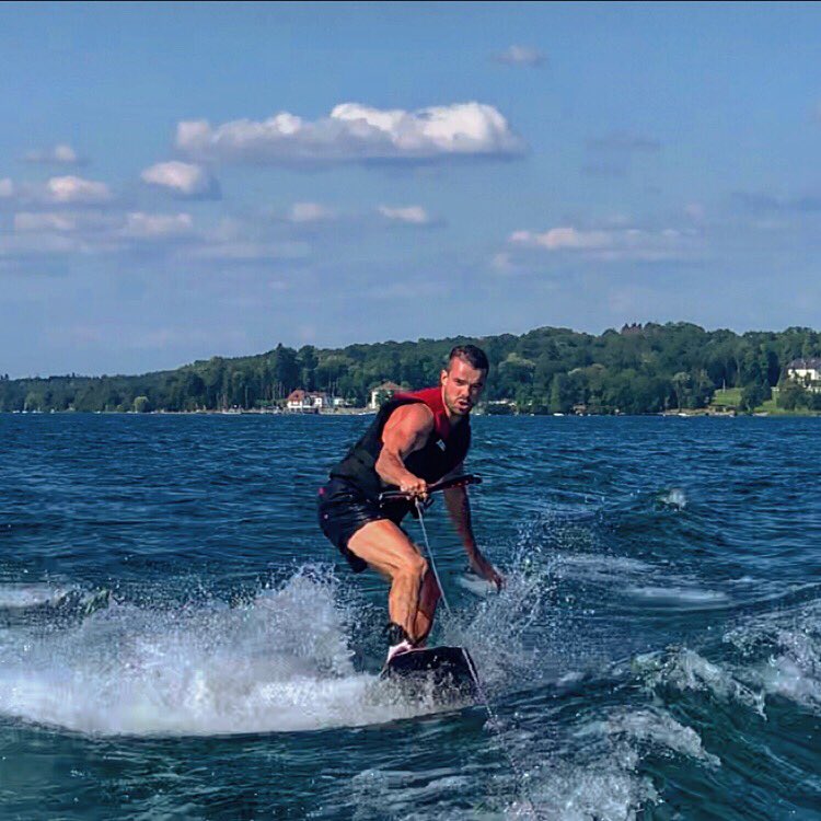 jamery1986's tweet image. Wakeboarding on the lake 🚤💦💦 #wakeboard #lake #Geneva #Switzerland #blue #summer #beautifuldestinations #lifestyle #photooftheday #instafit instagram.com/p/Bz5j4xKIifr/…
