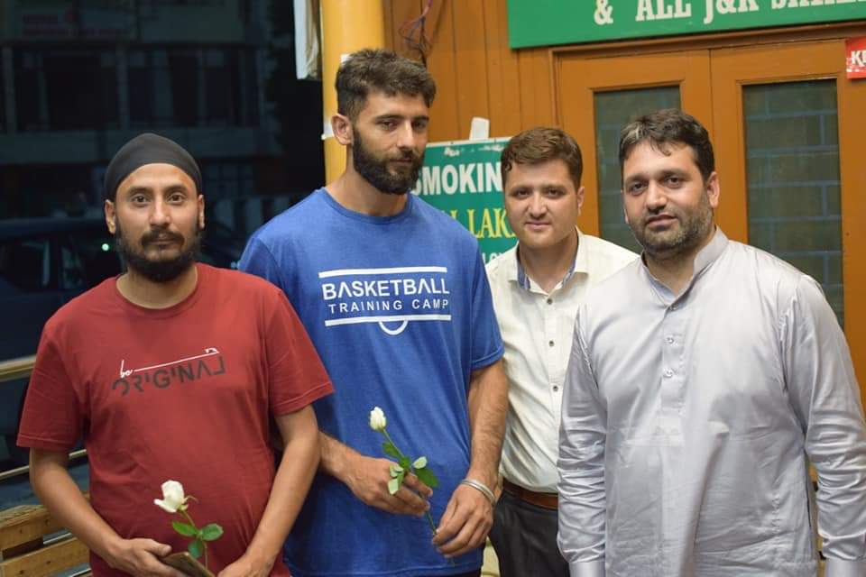 RahillAli's tweet photo. Welcomed tourists from Punjab, Delhi, chatishgarh &amp;across country with white flowers as a message of peace &amp; love. Have requested them individually to spread a word that paradise is calling, Visit Kashmir.
#SrinagarIsOpen
@listenshahid @imrankehwah @Junaid_Mattu @bhatray https://t.co/LUBQtwUCyo