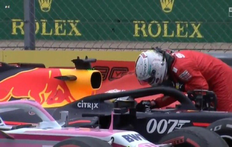 VanGamerenF1's tweet photo. Vettel kwam na de race meteen excuses maken bij Max. Class act. De botsing was dom, maar hoort bij racen. #F1 https://t.co/fBU8uLSROG