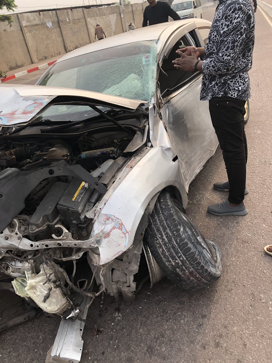 okito_nkoy's tweet photo. L’un de mes meilleurs amis conduisait ma voiture hier, et a fais un accident invraisemblable mais il est sorti indemne ainsi que les passagers. Si c’est pas Dieu c’est qui ? #ThanksBaba https://t.co/GN0GnkTepB