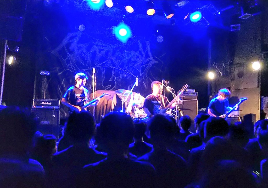 82sara82's tweet photo. 一番手、韓国のデスメタルバンド。ちょっと日本語でMCを。演奏うまくてボーカルの安定感半端なかった!聴いてて自然に頭振りたくなる感じ。にこやかなボーカルからは想像できないようなデス声。凄かった!#Memnoch https://t.co/1ygaM1Aluo