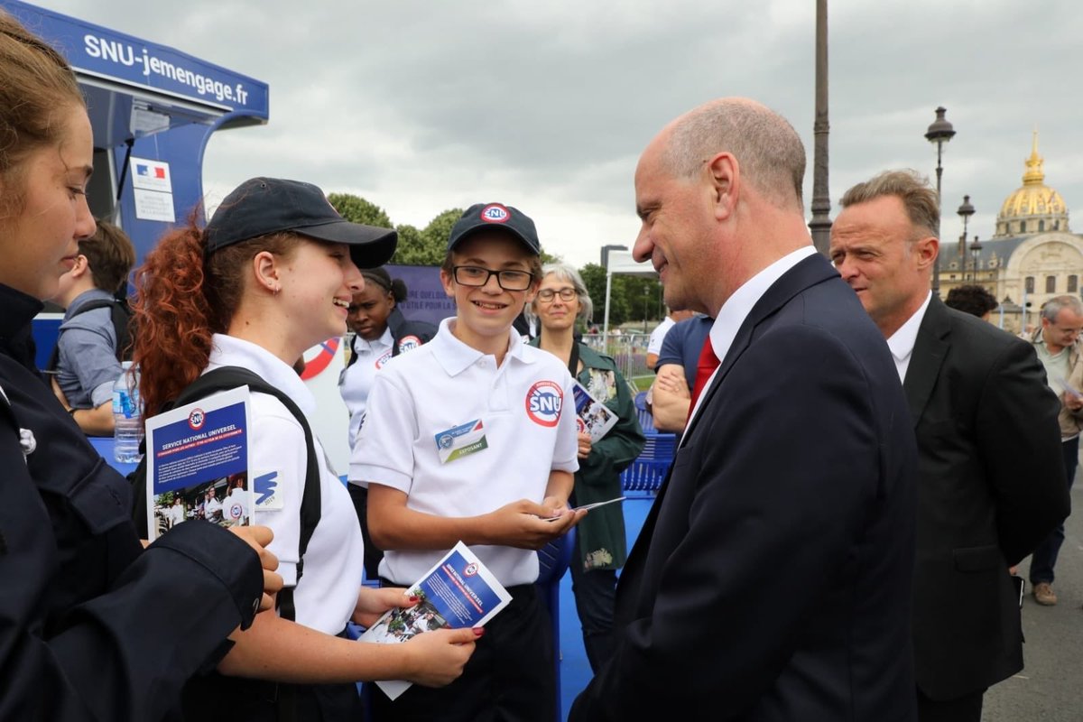 jmblanquer's tweet photo. Vive le #SNU !

Après les Champs-Elysées, les Invalides! 
Avec des jeunes enthousiastes pour partager avec d’autres l’expérience qu’ils ont vécue au cours de la 1ère session du Service National Universel.
Bonheur d’un engagement collectif autour des valeurs de fraternité. https://t.co/NqYA8mlYpU