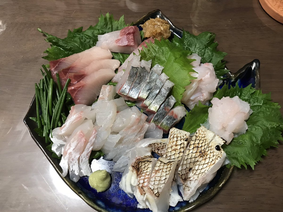 山田 恵庸 刺身盛り合わせにしました ウツボは1枚目の手前 ハラミと背の身は削ぎ切りして骨は避けました 夏のせいか脂のノリはイマイチでしたが旨味はなかなかのものでした 背の方が旨いですね 味は河豚っぽい