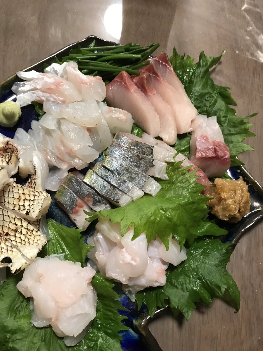 山田 恵庸 刺身盛り合わせにしました ウツボは1枚目の手前 ハラミと背の身は削ぎ切りして骨は避けました 夏のせいか脂のノリはイマイチでしたが旨味はなかなかのものでした 背の方が旨いですね 味は河豚っぽい