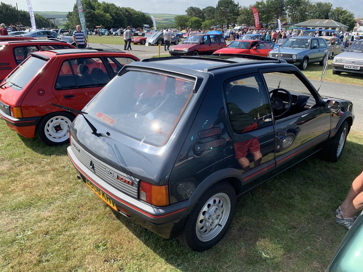 PSCUK_'s tweet photo. Great selection of cars on display by the @PSCUK_  Devon &amp; Cornwall Group at the #WadebridgeWheels show in Cornwall. Were you showing your PEUGEOT at an event this weekend? Let’s see some photos! https://t.co/ieV0ww6Y8c