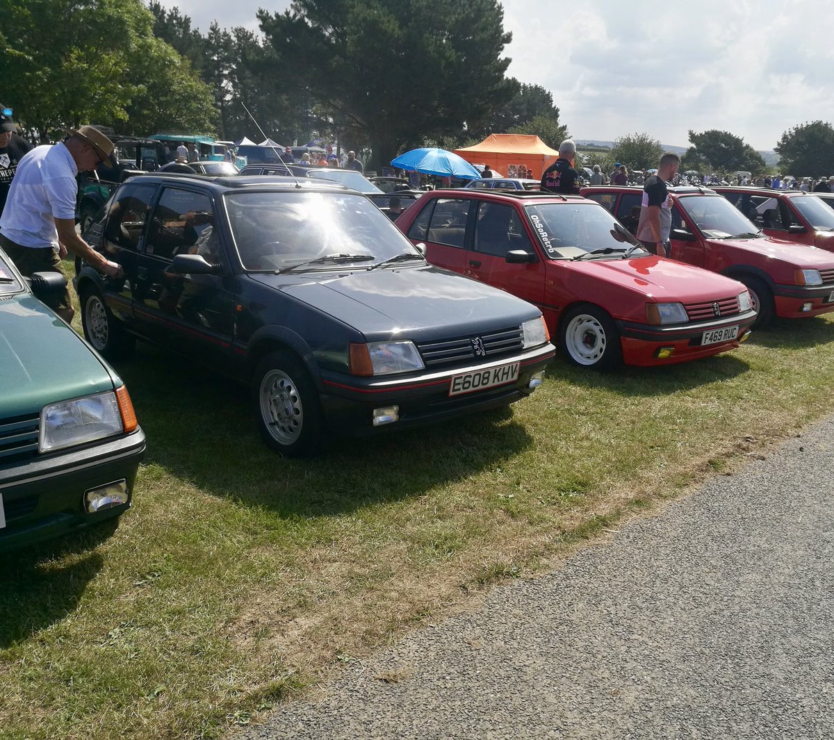 PSCUK_'s tweet photo. Great selection of cars on display by the @PSCUK_  Devon &amp; Cornwall Group at the #WadebridgeWheels show in Cornwall. Were you showing your PEUGEOT at an event this weekend? Let’s see some photos! https://t.co/ieV0ww6Y8c