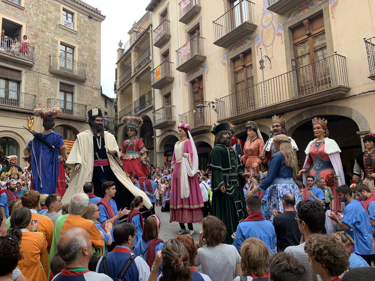 Molt agraïts Solsona per la jornada d’aniversari viscuda ahir, dels Gegants Bojos del Carnaval! Un honor per nosaltres participar d’una trobada tant singular amb gegants de les festes més representatives del país! Ho recordarem sempre! Llarga vida.