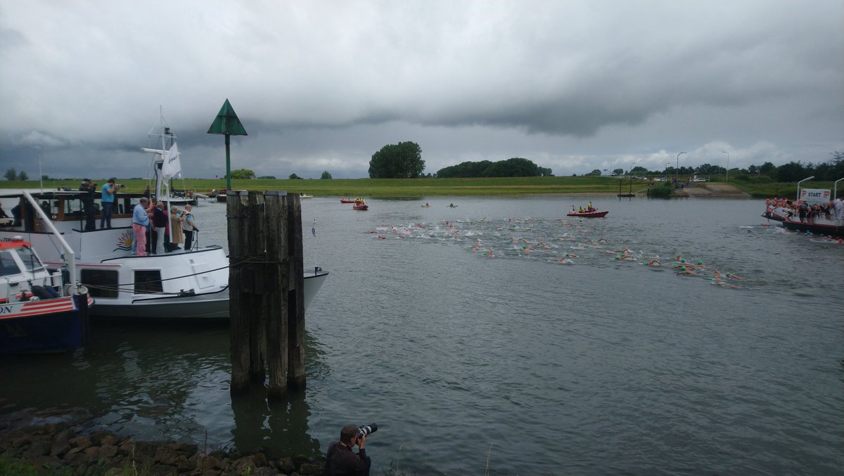Dag 2 van dit zwemweekend, 6 km in de Lek, geen stroming mee, geen 🔆, wel de wind 💨 Deze kilometers ook in de de pocket. #gezelligweekendsamen#weerveiliginLeiden