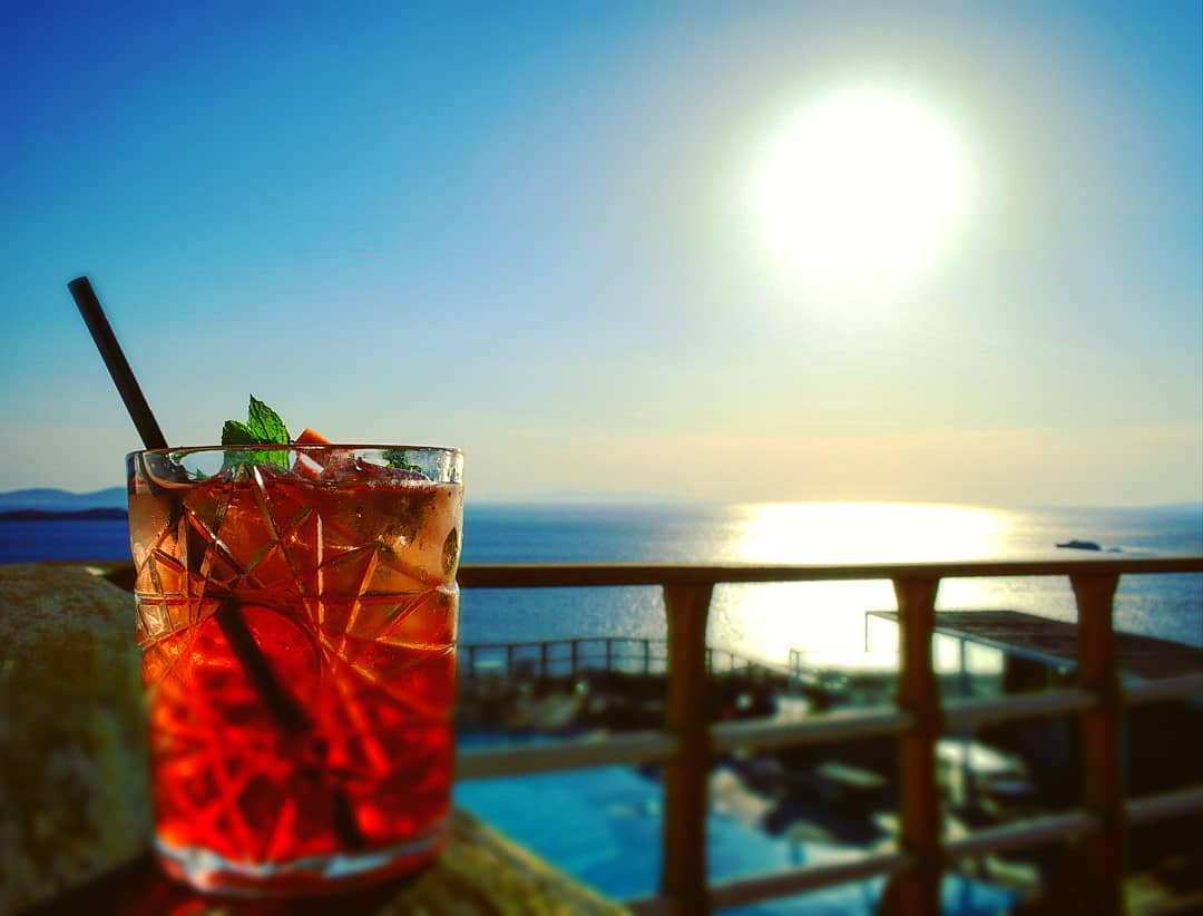 Mykonos_View's tweet photo. Cocktail with a breathtaking view🍸🌅
#mykonosviewhotel #mykonos https://t.co/a8ShGpbex4