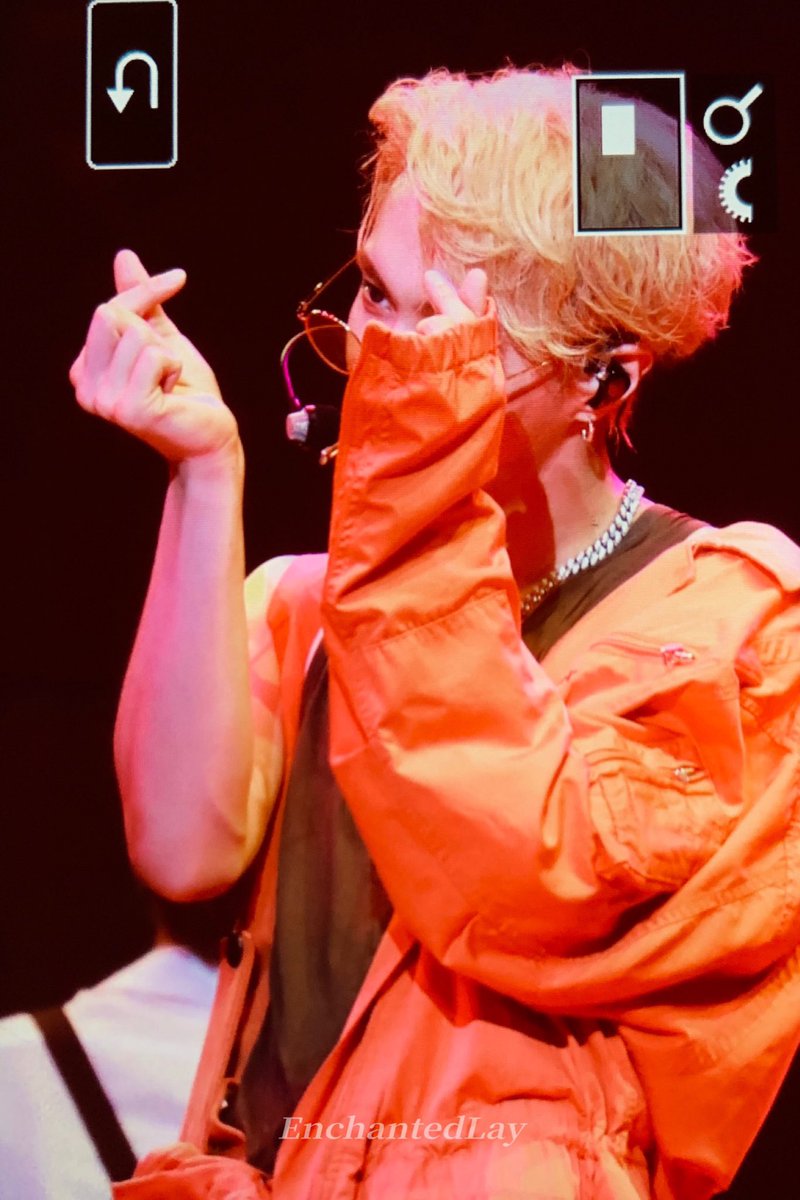 EnchantedLay's tweet image. #LayZhang #GrandLineThe1stConcert 
190714 in Chongqing @layzhang 
🍊