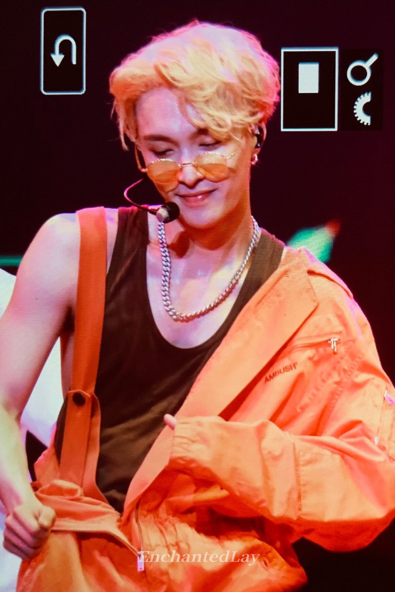 EnchantedLay's tweet image. #LayZhang #GrandLineThe1stConcert 
190714 in Chongqing @layzhang 
🍊