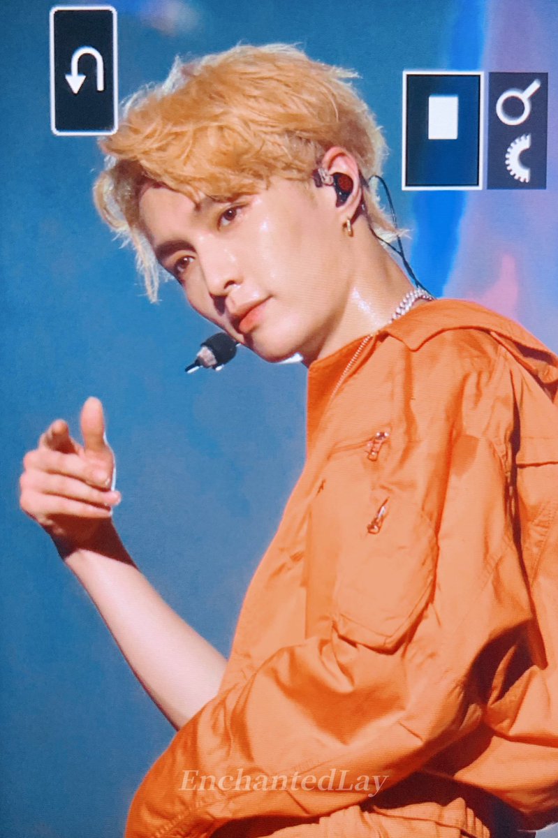 EnchantedLay's tweet image. #LayZhang #GrandLineThe1stConcert 
190714 in Chongqing @layzhang 
🍊