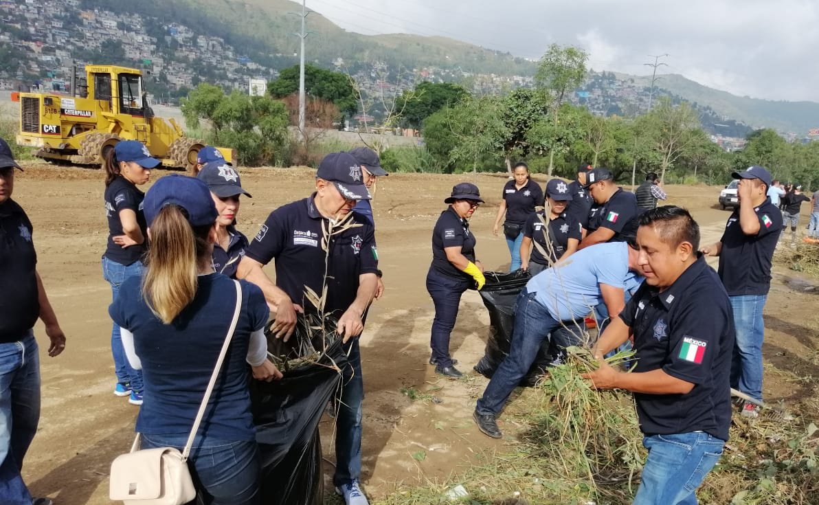 PolVial_GobOax's tweet photo. La @PolVial_GobOax trabaja en equipo con el liderazgo del gobernador @alejandromurat sumamos voluntades participando en el #MacroTequio Guelaguetza 2019, limpiando espacios como las riberas del Atoyac. #Oaxaca
@GobOax @SSP_GobOax @SIDISSP_GobOax https://t.co/EYfDlQCqPM