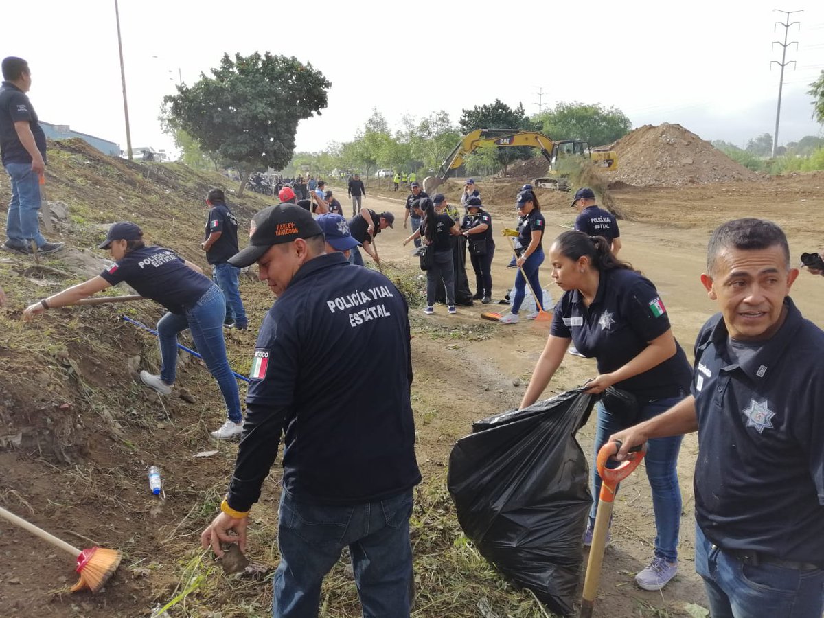 PolVial_GobOax's tweet photo. La @PolVial_GobOax trabaja en equipo con el liderazgo del gobernador @alejandromurat sumamos voluntades participando en el #MacroTequio Guelaguetza 2019, limpiando espacios como las riberas del Atoyac. #Oaxaca
@GobOax @SSP_GobOax @SIDISSP_GobOax https://t.co/EYfDlQCqPM