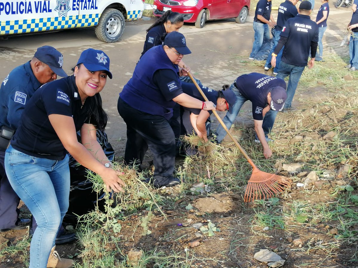 PolVial_GobOax's tweet photo. La @PolVial_GobOax trabaja en equipo con el liderazgo del gobernador @alejandromurat sumamos voluntades participando en el #MacroTequio Guelaguetza 2019, limpiando espacios como las riberas del Atoyac. #Oaxaca
@GobOax @SSP_GobOax @SIDISSP_GobOax https://t.co/EYfDlQCqPM