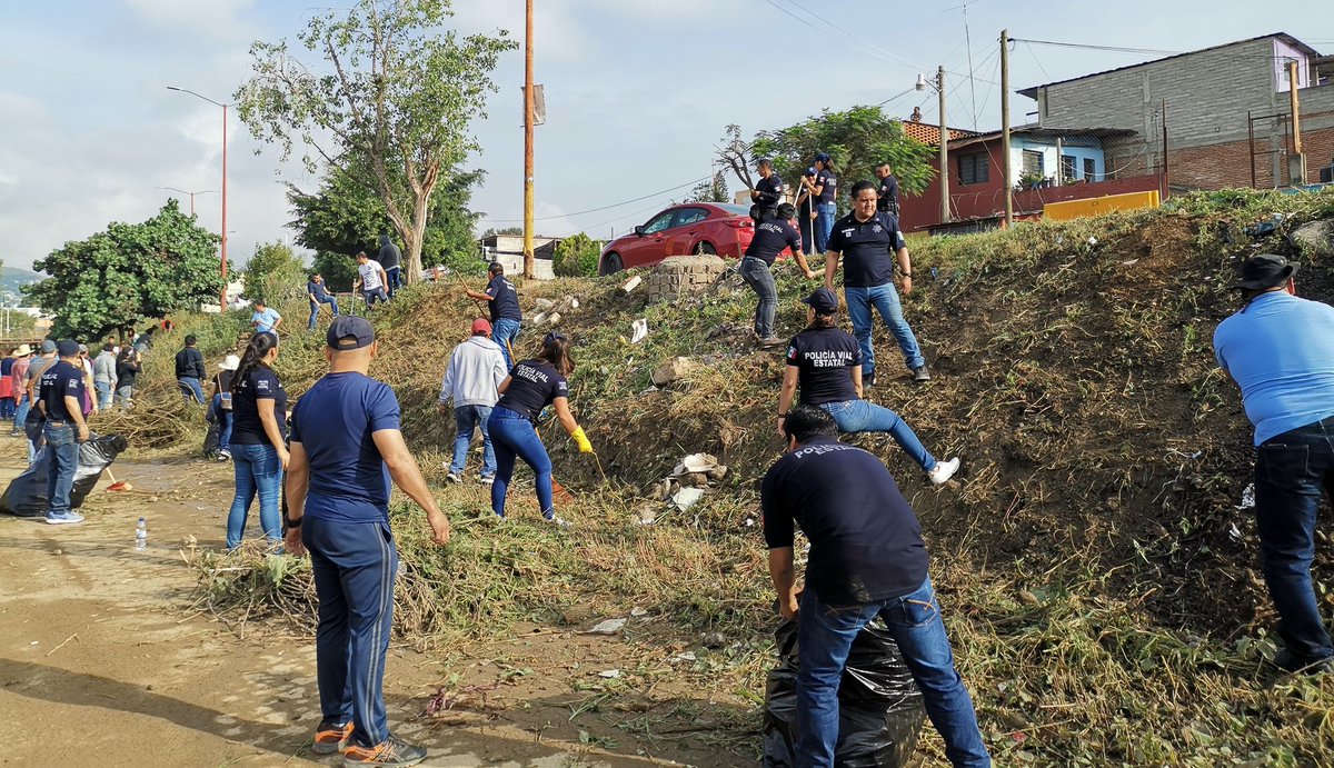PolVial_GobOax's tweet photo. La @PolVial_GobOax trabaja en equipo con el liderazgo del gobernador @alejandromurat sumamos voluntades participando en el #MacroTequio Guelaguetza 2019, limpiando espacios como las riberas del Atoyac. #Oaxaca
@GobOax @SSP_GobOax @SIDISSP_GobOax https://t.co/EYfDlQCqPM