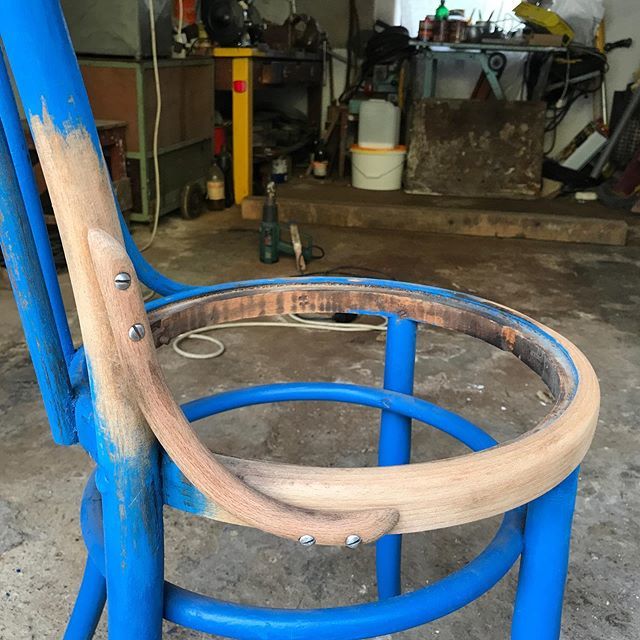 Big3rMan's tweet photo. Chair restoration 🛠 another 4 chairs in  the line... #hardwork #wood #chair #furniture #restoration #new #diy #workshop #longstory #texture #homemade #home #insta https://t.co/9iVGXy0BWt https://t.co/M4RWioD3iO