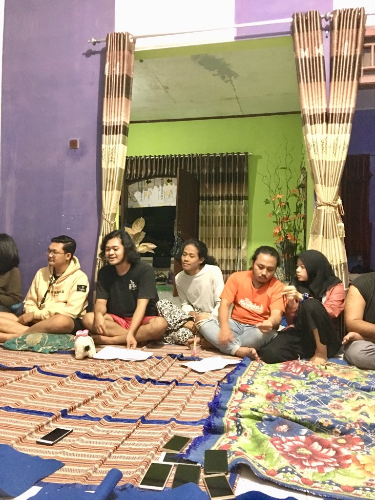 teatersianak's tweet photo. Hari Kedua Musyawarah Anggota Teater Sianak 2019
- Kemutug Lor - https://t.co/HNojH3VldO