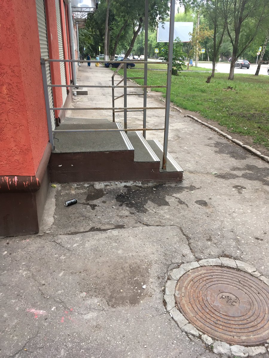 gafarov0's tweet photo. @SamMobilePriem законно перекрывать больше половины тратуара крыльцом коммерции? Революционная 85, как узнать вообще крыльцо установлено законно? https://t.co/bKpG0s0sdD