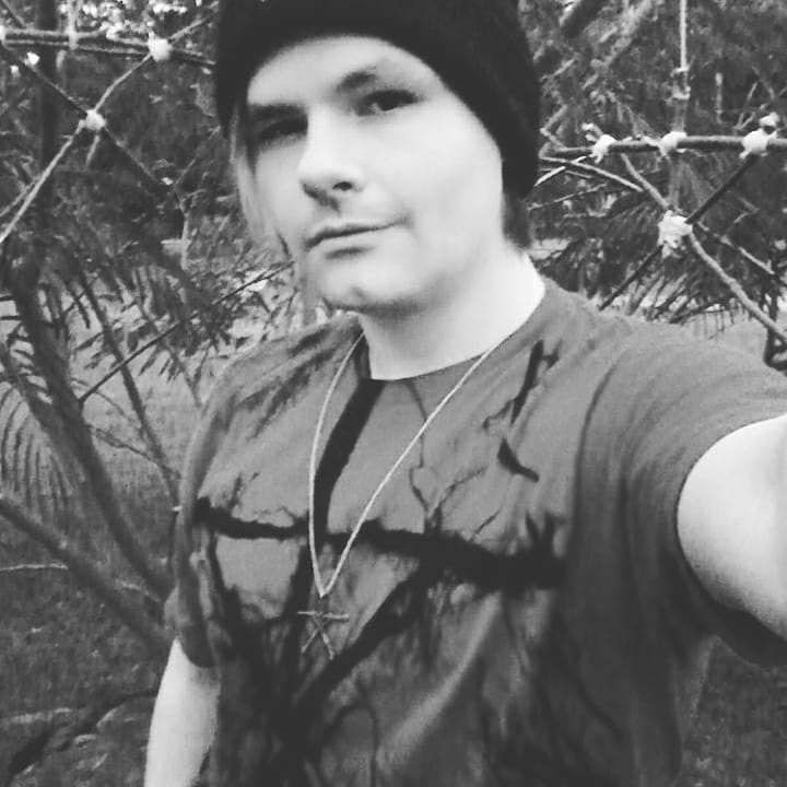 Godlike_Virus's tweet photo. On this day 20 years ago, July 14, 1999, a cinematic legend was born.

What I presumed was just an internet site, was so much more than that. I believed. I still believe.

Hungry. Cold. Hunted.
#TheBlairWitchProject #BlairWitch #CoffinRock #EllyKedward #RustinParr #Burkittsville https://t.co/BZC8VPMCDF
