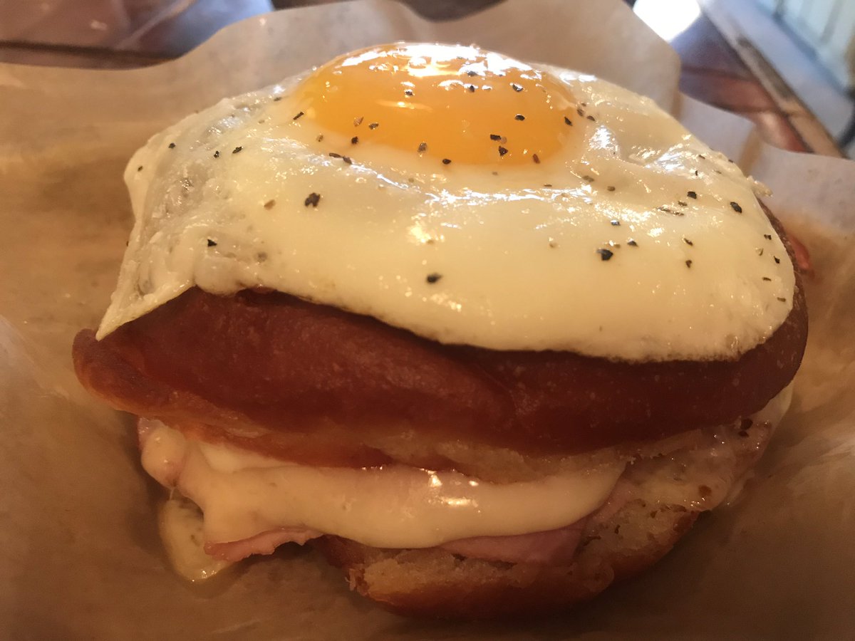 It’s just sprinkling out &amp; <a href="/DistrictDonuts/">District D.S.B.</a> uptown is open #BarryEats