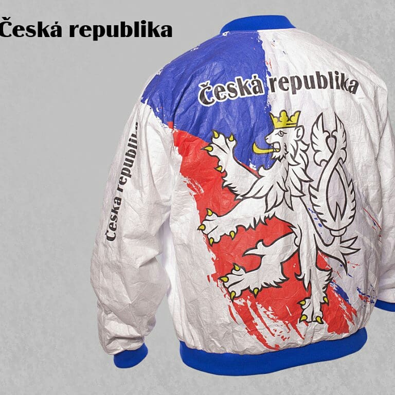 paperjacket2's tweet image. Pamatuješ "papírovku"? Retro bundy ze 70-80 let jsou zase tady. paperjacket.net/ceska-republik…