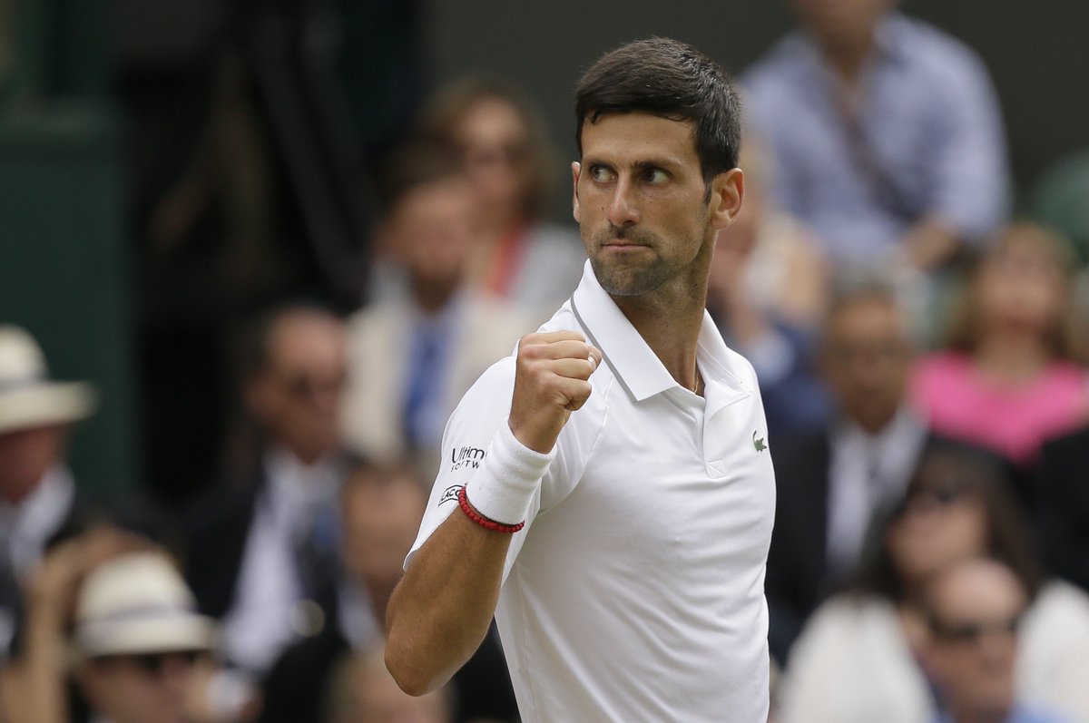 Novak Djokovic sobre la pista central de Wimbledon.