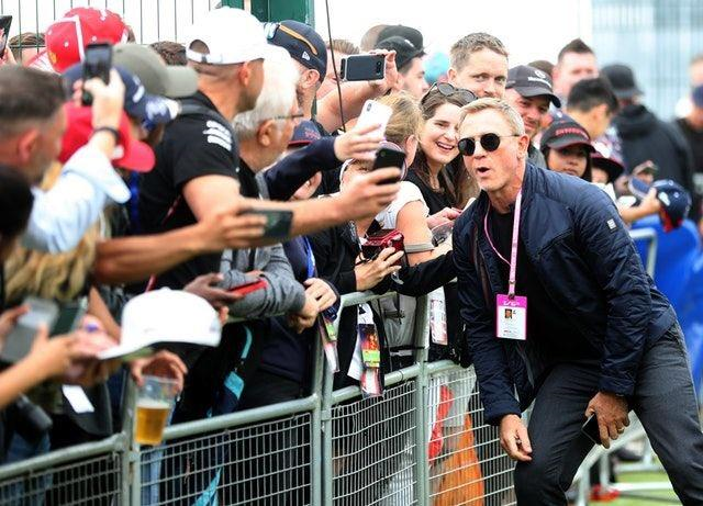 Mark0Connell's tweet photo. CATCHING FORMULA BOND - Bond, the DB5 and a nod to BOND 25 returned the company silver to Silverstone today...
https://t.co/vnJTdA7Y5a
#RedBullRacing #JamesBond #Bond25 #MaxVerstappen #PierreGasly #Silverstone #Formula1 #BritishGP #F1007 https://t.co/cYAc7Nf5Jf