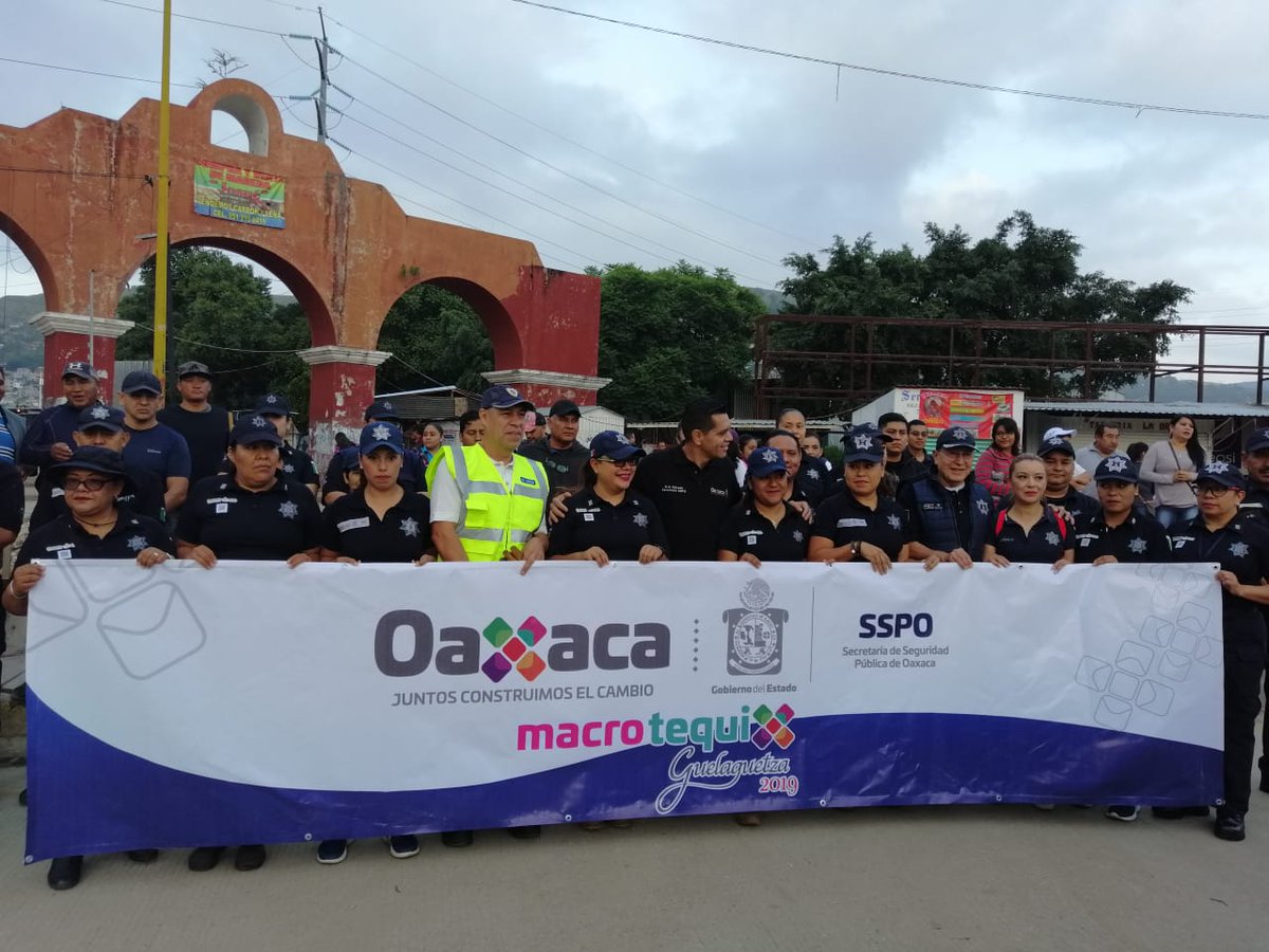 PolVial_GobOax's tweet photo. Como es tradición en Oaxaca, sumamos esfuerzos por el bienestar y la rehabilitación de los espacios públicos; este domingo se realiza el #MacroTequio Guelaguetza 2019; la suma de voluntades y el liderazgo del Gdor. @alejandromurat, están cambiando el rostro del estado. https://t.co/ukWtxH5VJ0