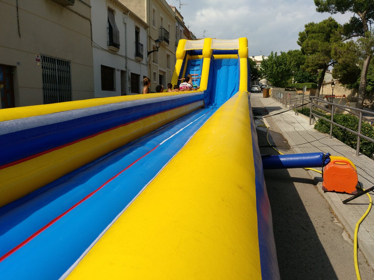 joveslagranada's tweet photo. En marxa el tobogan aquàtic. Us esperem a la Plaça de la Font!

Que tingueu una molt bona #FMLaGranada19!

#AJLG https://t.co/ldHSWqDVfZ