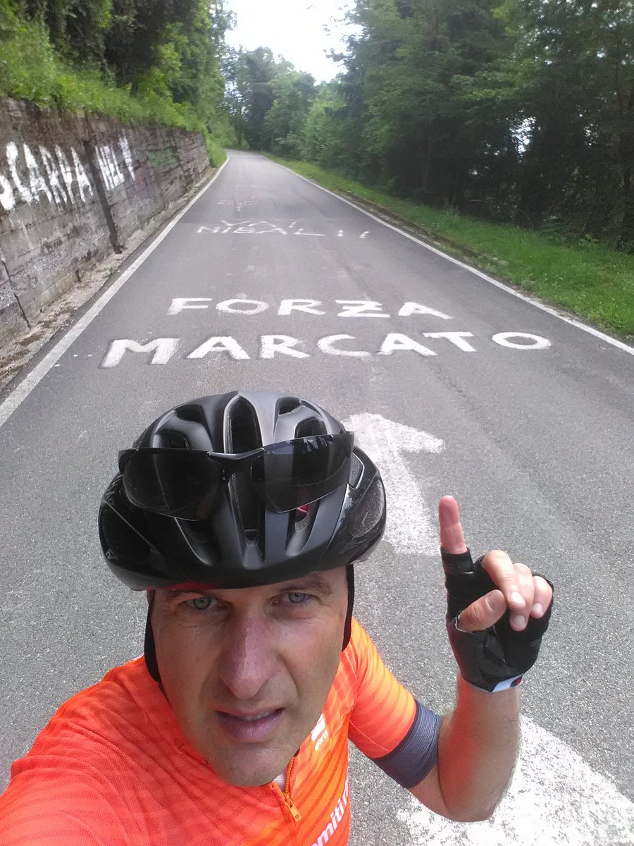 FavaroMarco's tweet photo. Incitamento per il "road captan" lungo l'ultima salita del @giroditalia 
@MarcatoMarco l'avevi visto? https://t.co/VipdUHnz6w
