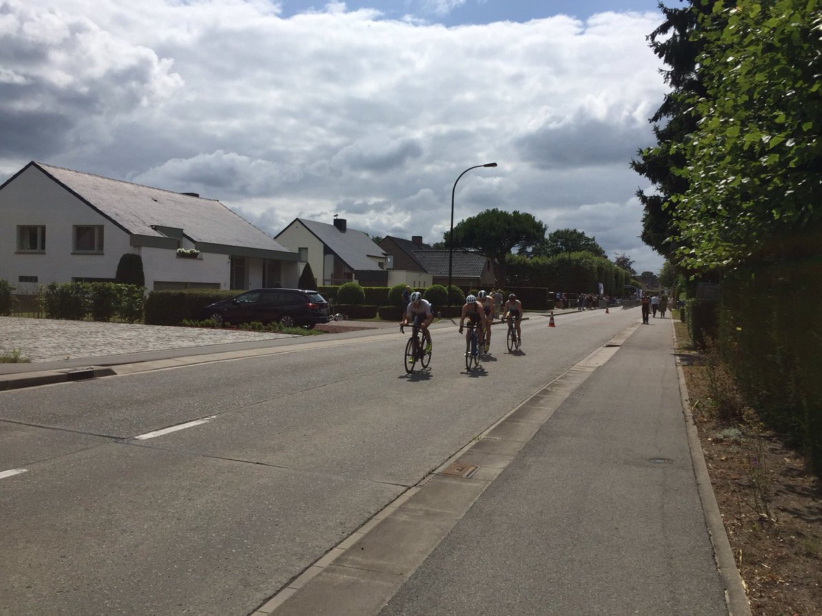 Leie Triathlon Team Deinze boven tijdens Latemse Triatlon met eerste en derde plaats. Proficiat!