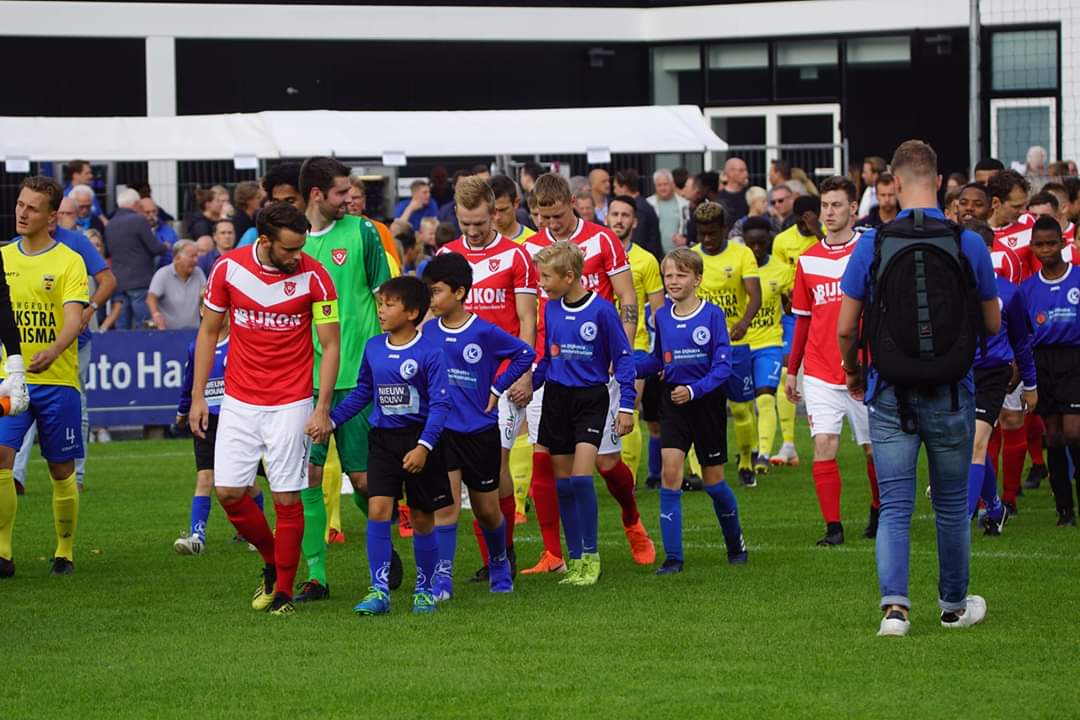 LwdZwaluwen's tweet photo. ⚽️🍻🥳 Wat was het dit weekend gezellig druk bij ons! Tijdens de wedstrijd tussen @SCCambuurLwd en @HarkemaseBoys waren ruim 1800 mensen aanwezig. Een topavond! 😄

🎥 Meer foto's en video's met een samenvatting van de wedstrijd kun je hier bekijken: https://t.co/9Q54LmYtDJ https://t.co/R44xTLiO5v