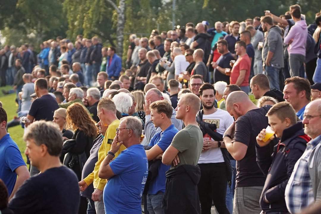 LwdZwaluwen's tweet photo. ⚽️🍻🥳 Wat was het dit weekend gezellig druk bij ons! Tijdens de wedstrijd tussen @SCCambuurLwd en @HarkemaseBoys waren ruim 1800 mensen aanwezig. Een topavond! 😄

🎥 Meer foto's en video's met een samenvatting van de wedstrijd kun je hier bekijken: https://t.co/9Q54LmYtDJ https://t.co/R44xTLiO5v