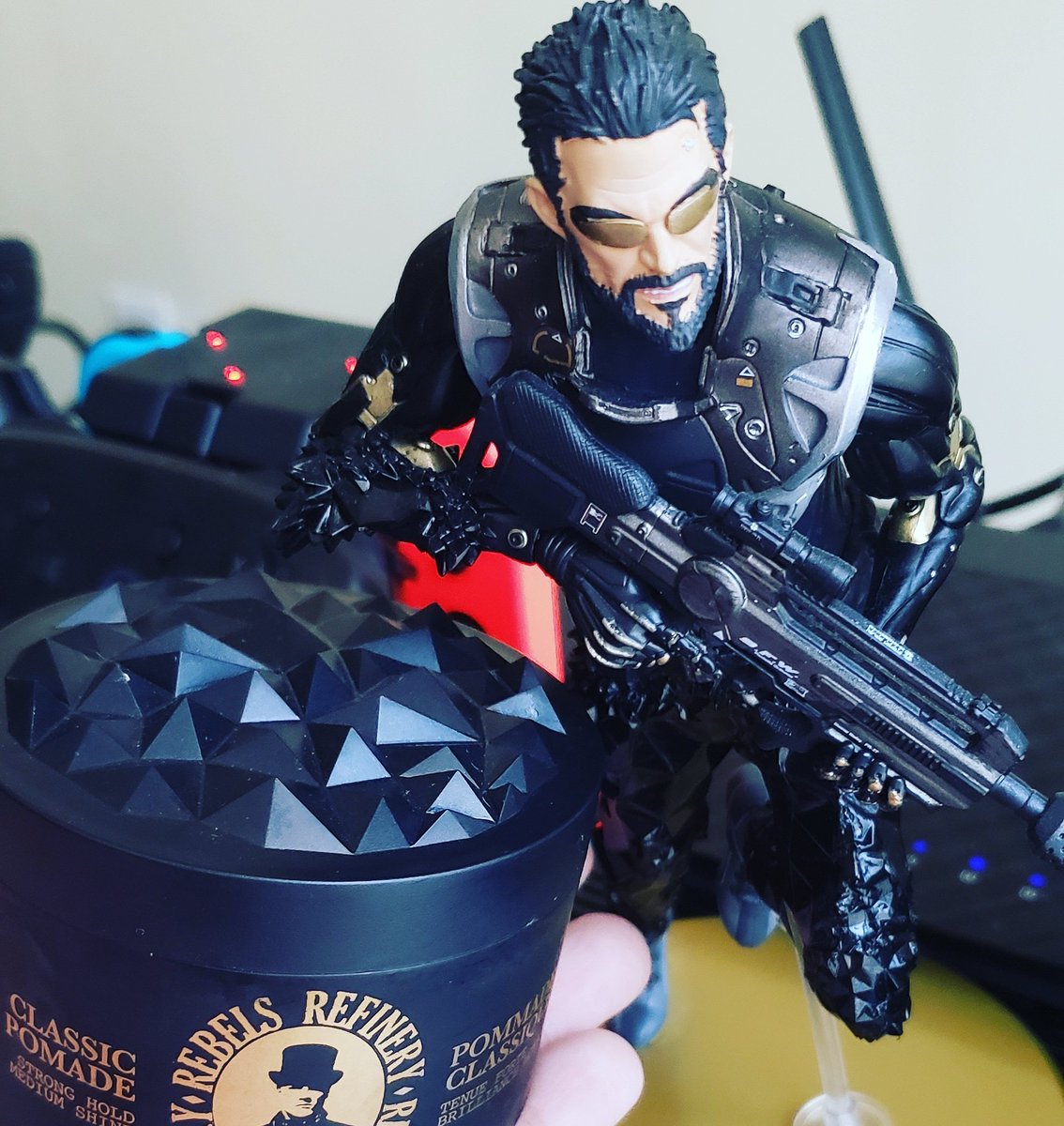 QuePasa87's tweet photo. I think I've discovered Adam's hair product of choice. @eidosmontreal @deusex @RebelsRefinery @EliasToufexis

#deusex #adamjensen #deusexhumanrevolution #deusexmankinddivided #cyberpunk #cyberpunk2077 #gaming #videogames #livestream #twitch #pcpgaming  #twnn https://t.co/AQugYtvxm5