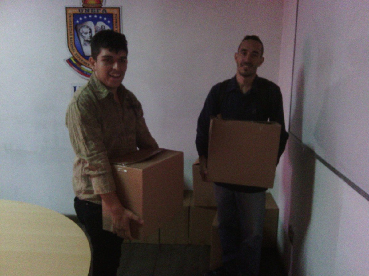 extcoloniat's tweet photo. Nuevamente fueron beneficiados con el Clap los Docentes contratados (TV), articulando con el Protector del Municipio G/D Víctor Flores. https://t.co/n7XO2sEScF