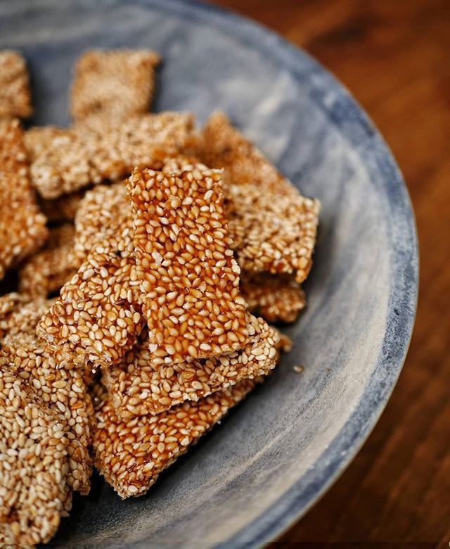 LastKitchenHero's tweet photo. crunchy sesame brittle - knuspriger sesamkrokant
.
.
.
.
#sesame #sesam #sesamebrittle #brittle #sesamkrokant #sesamkrokantforever #karamel #caramel #krokant #foodphotography #foodstagram #foodporn #foodie #f52grams #instafood #instagood #igervienna #igersaustria https://t.co/50m4Bax5XB