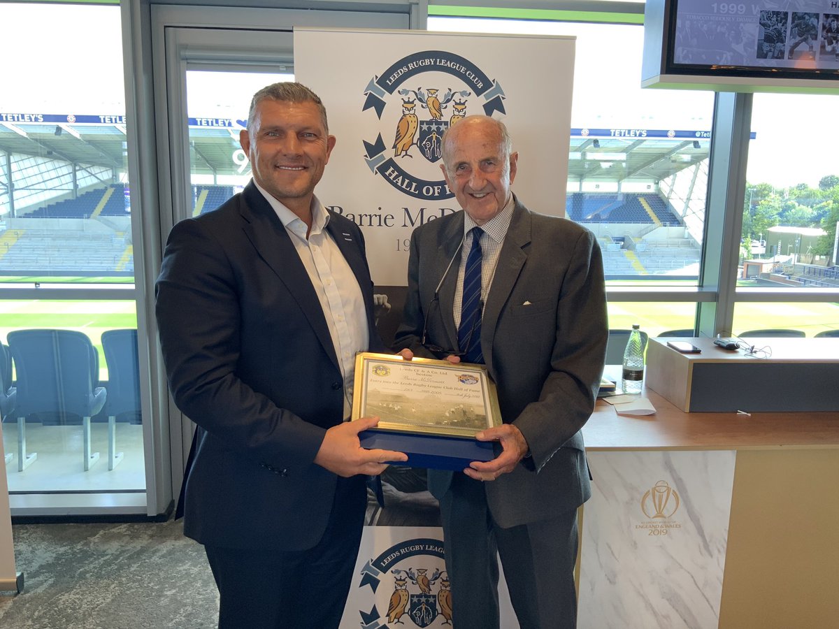 leedsrhinos's tweet photo. Inaugural Hall of Fame member Lewis Jones presents @RLBarrieMc10 with his certificate https://t.co/0ARwPK4x3g