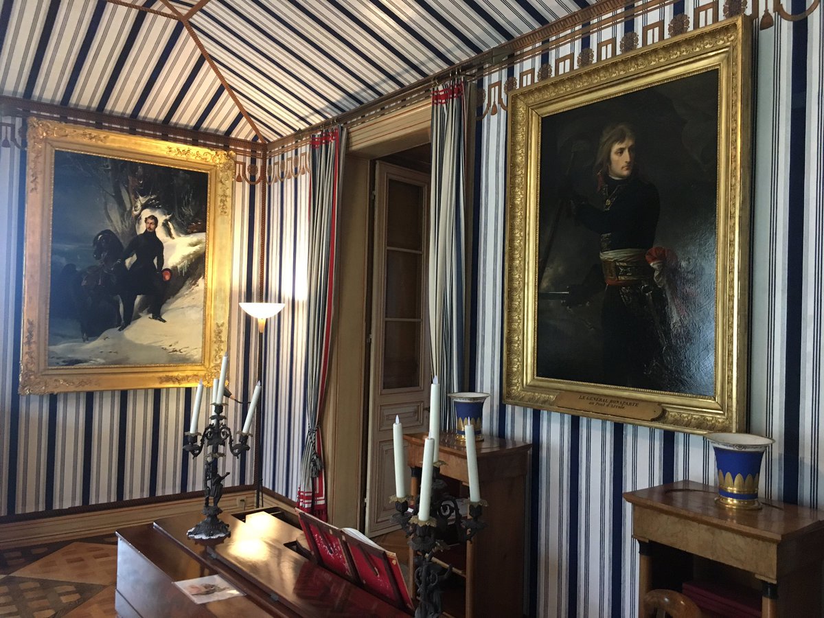 adriengoetz's tweet image. Les drapeaux tricolores 🇫🇷 flottent sur #Arenenberg : #14juillet sur le lac de Constance dans la demeure d’exil de la reine Hortense et de sa famille, parmi les souvenirs de @MathildeBonap - avec les commissaires de l’exposition qui se déroule en ce moment dans la @VilledAjaccio