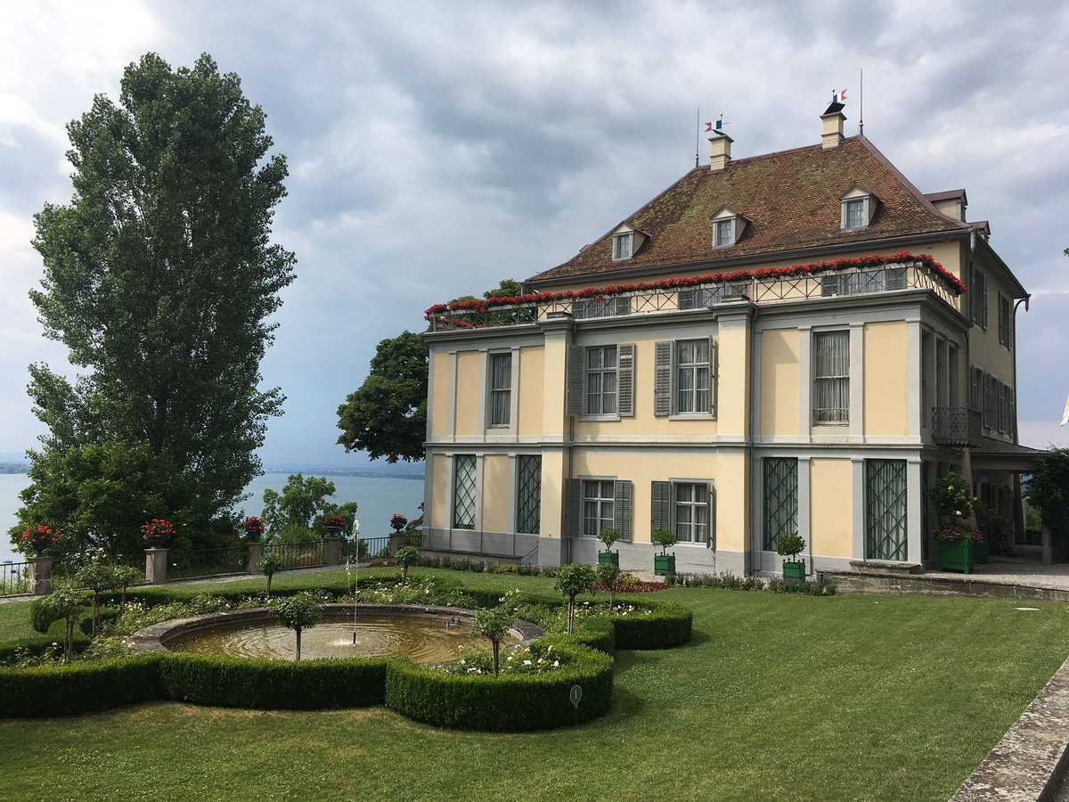 adriengoetz's tweet image. Les drapeaux tricolores 🇫🇷 flottent sur #Arenenberg : #14juillet sur le lac de Constance dans la demeure d’exil de la reine Hortense et de sa famille, parmi les souvenirs de @MathildeBonap - avec les commissaires de l’exposition qui se déroule en ce moment dans la @VilledAjaccio