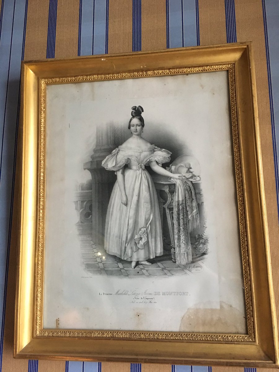 adriengoetz's tweet image. Les drapeaux tricolores 🇫🇷 flottent sur #Arenenberg : #14juillet sur le lac de Constance dans la demeure d’exil de la reine Hortense et de sa famille, parmi les souvenirs de @MathildeBonap - avec les commissaires de l’exposition qui se déroule en ce moment dans la @VilledAjaccio