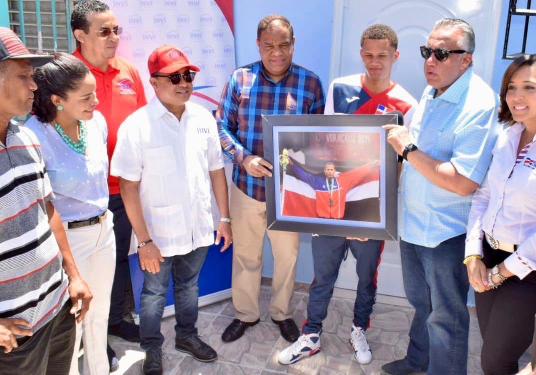 .<a href="/INVI_RD/">mivhed.rd</a>, <a href="/miderec_rd/">Ministerio Deportes</a>, <a href="/PlansocialRD/">Plan Social</a> y <a href="/COLIMDO/">Comité Olímpico Dominicano</a> entregan remozada y amueblada vivienda al boxeador Leonel de los Santos, luego de que esta fuera afectada por un incendio.

#ElLectorRD #EntereseMejor