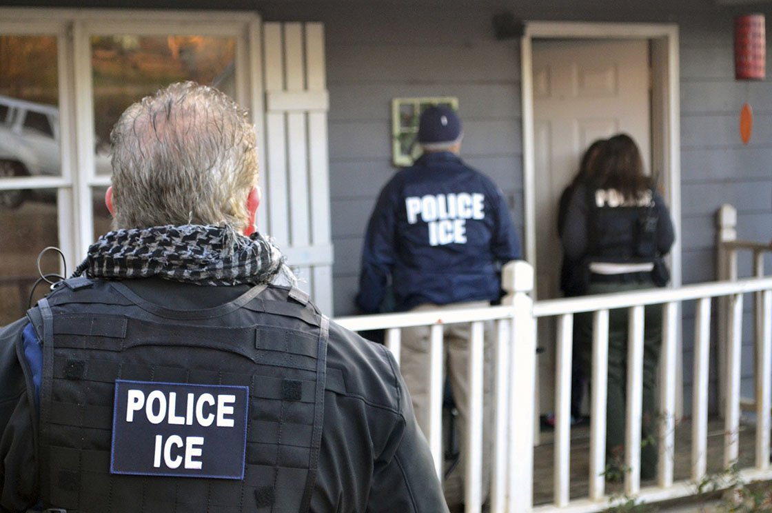 TelemundoNews's tweet photo. Comienza la super-redada de ICE en estas 9 ciudades. Así puede protegerse. 
https://t.co/nBntbenysi https://t.co/sMbXijLD61